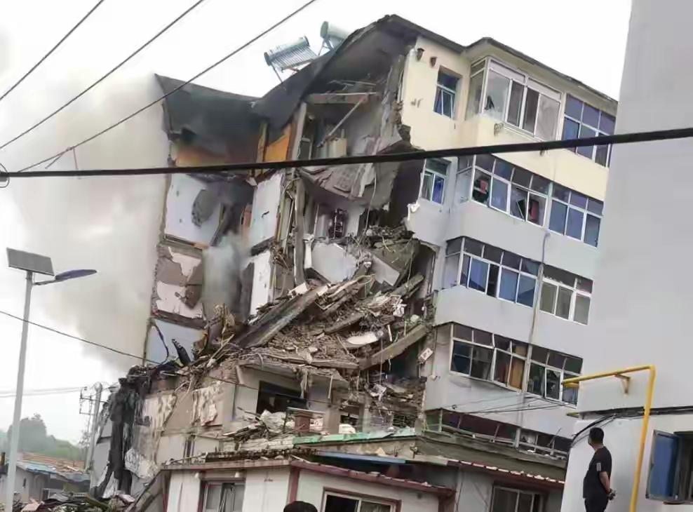辽宁葫芦岛今晨这起居民楼爆炸事件太吓人了，几层楼外墙都被炸飞了，楼板坍塌，不知道