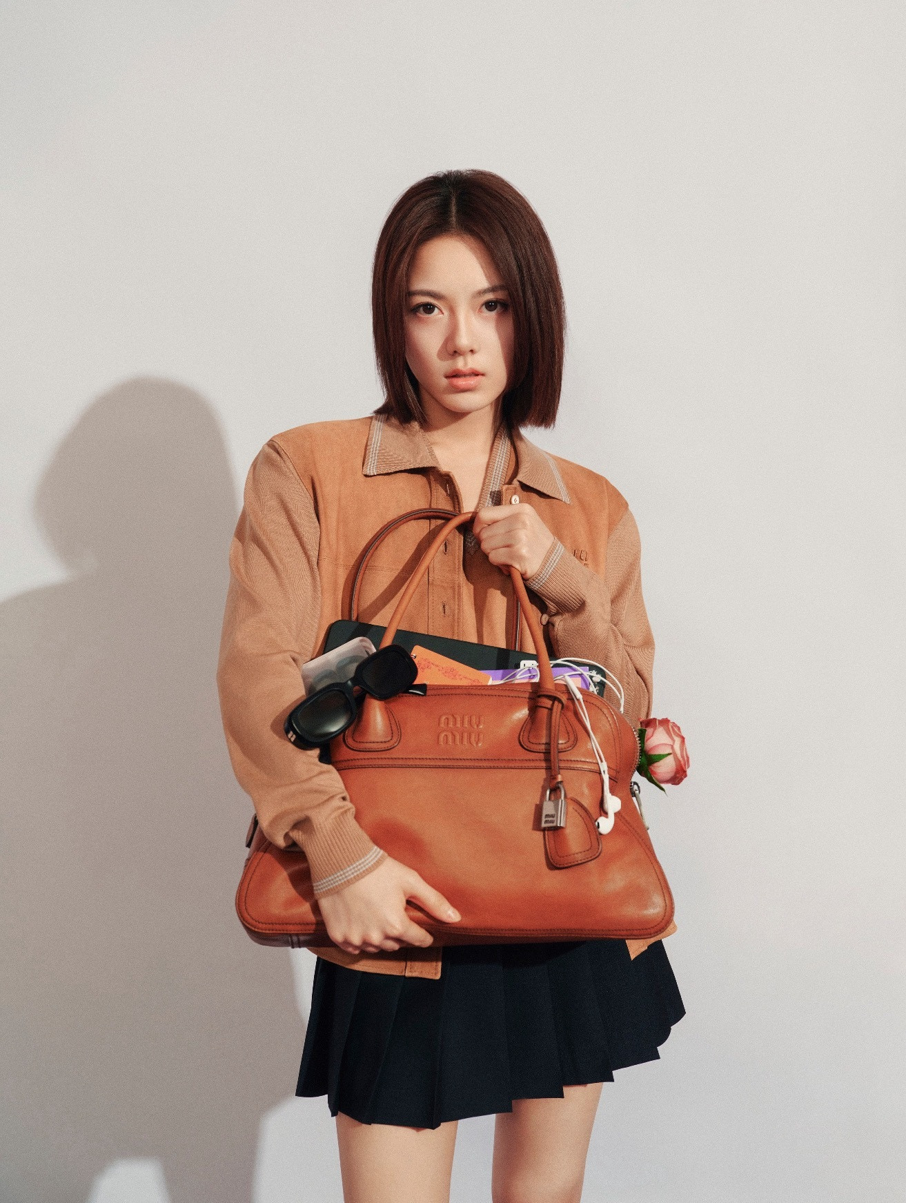 赵今麦Miumiu也有不少好看的硬照啊，她气质是搭的，不知道为啥每次那些不好看的