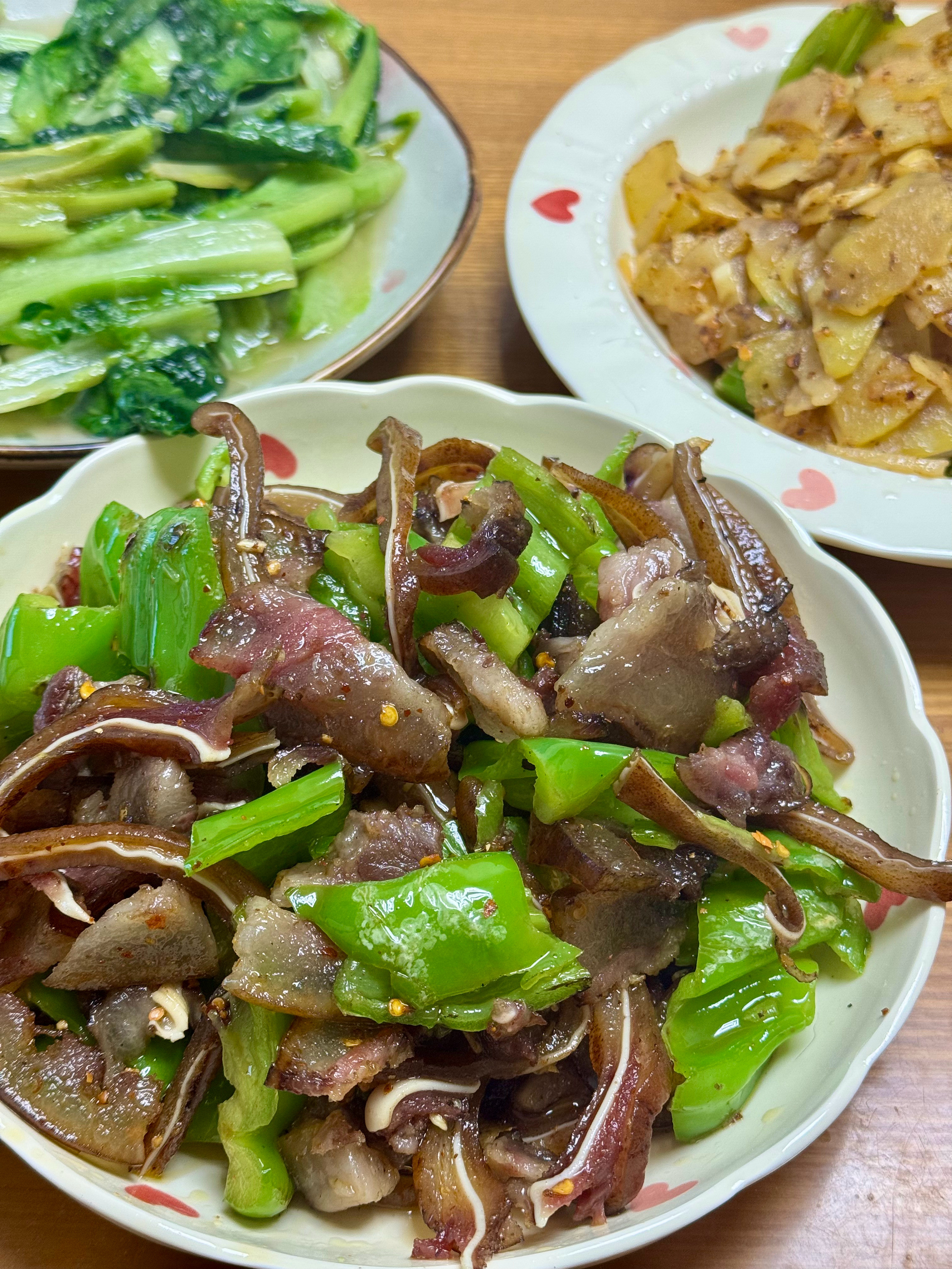 这样简简单单的家常菜就很好吃从家里带的腊猪脸，先炒一半～川川逛吃日常