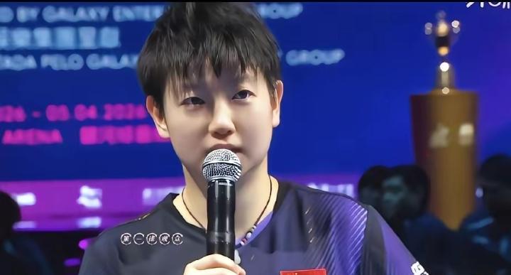 孙颖莎拿下世界杯三连冠后，采访里的高情商发言，尽显大格局。面对胜利，她没有