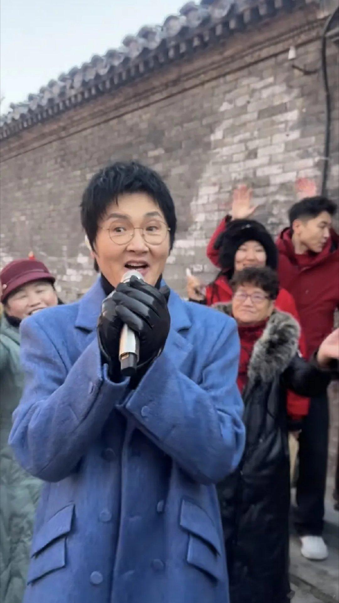 孙楠这状态也太让人意外了！56岁的他看着比实际年龄显老不少，人瘦得脱了形，脸上皱