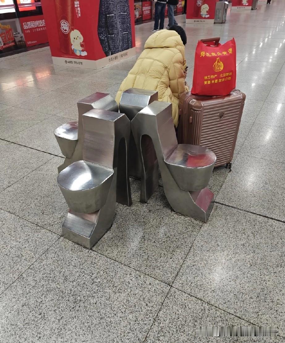 武汉地铁还是太超前了在武汉地铁，我真的被惊到了。候车区的座椅，居然是