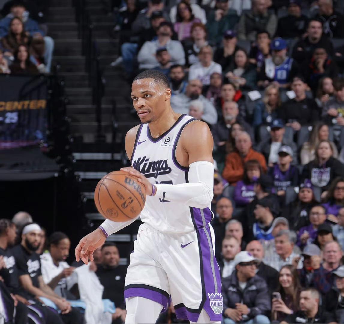 威少怒砍25分7助攻，率领国王终结队史最长的16连败。要知道威少本赛季年薪仅有3