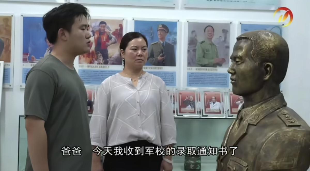 烈士儿子胡博文小学作文《我的爸爸》完整版！父亲牺牲被隐瞒十年，如今考上国防科大，