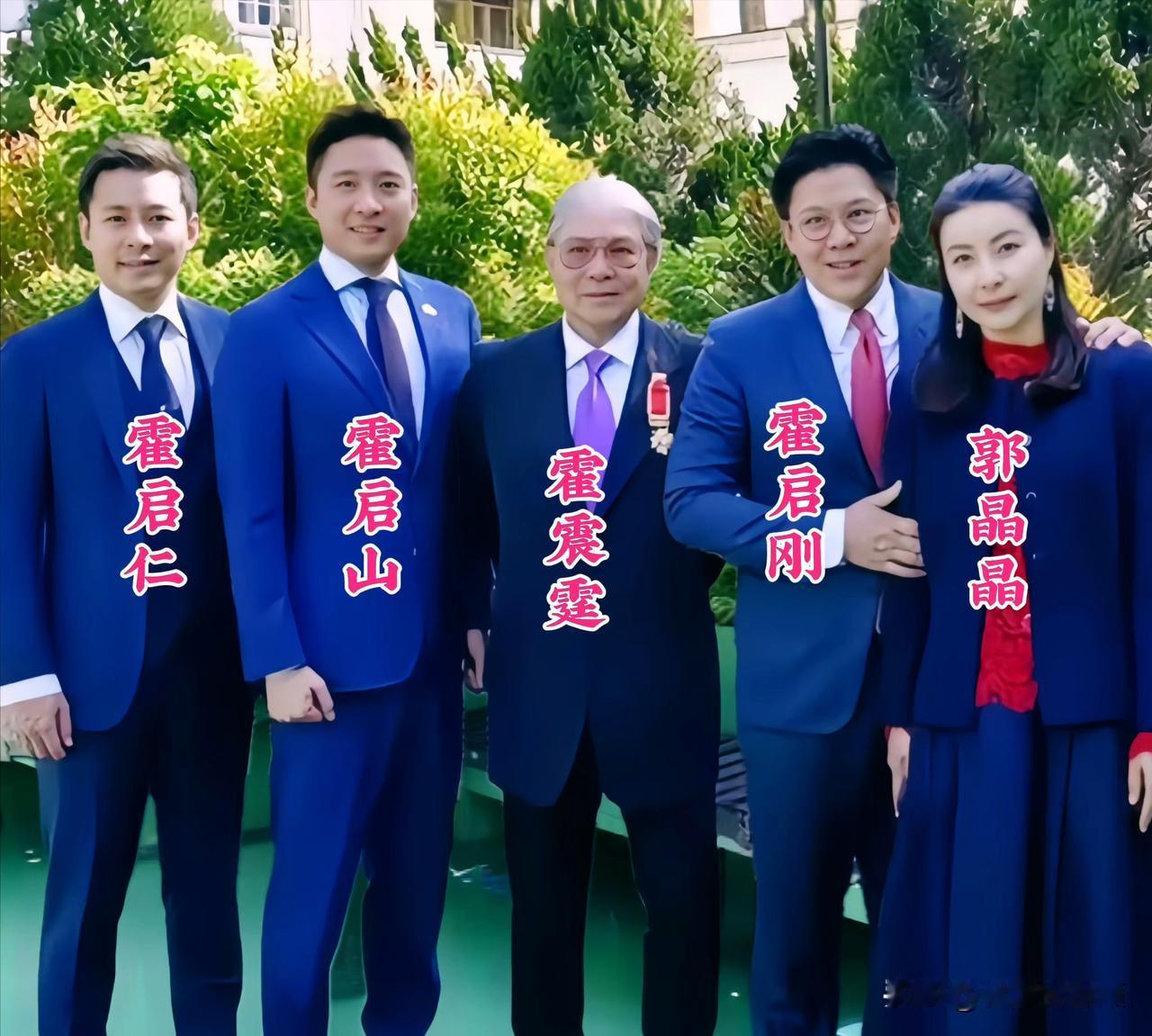 真正体面的豪门全家福，全家低调温和，郭晶晶气质绝了。郭晶晶站在一旁，穿搭简约却