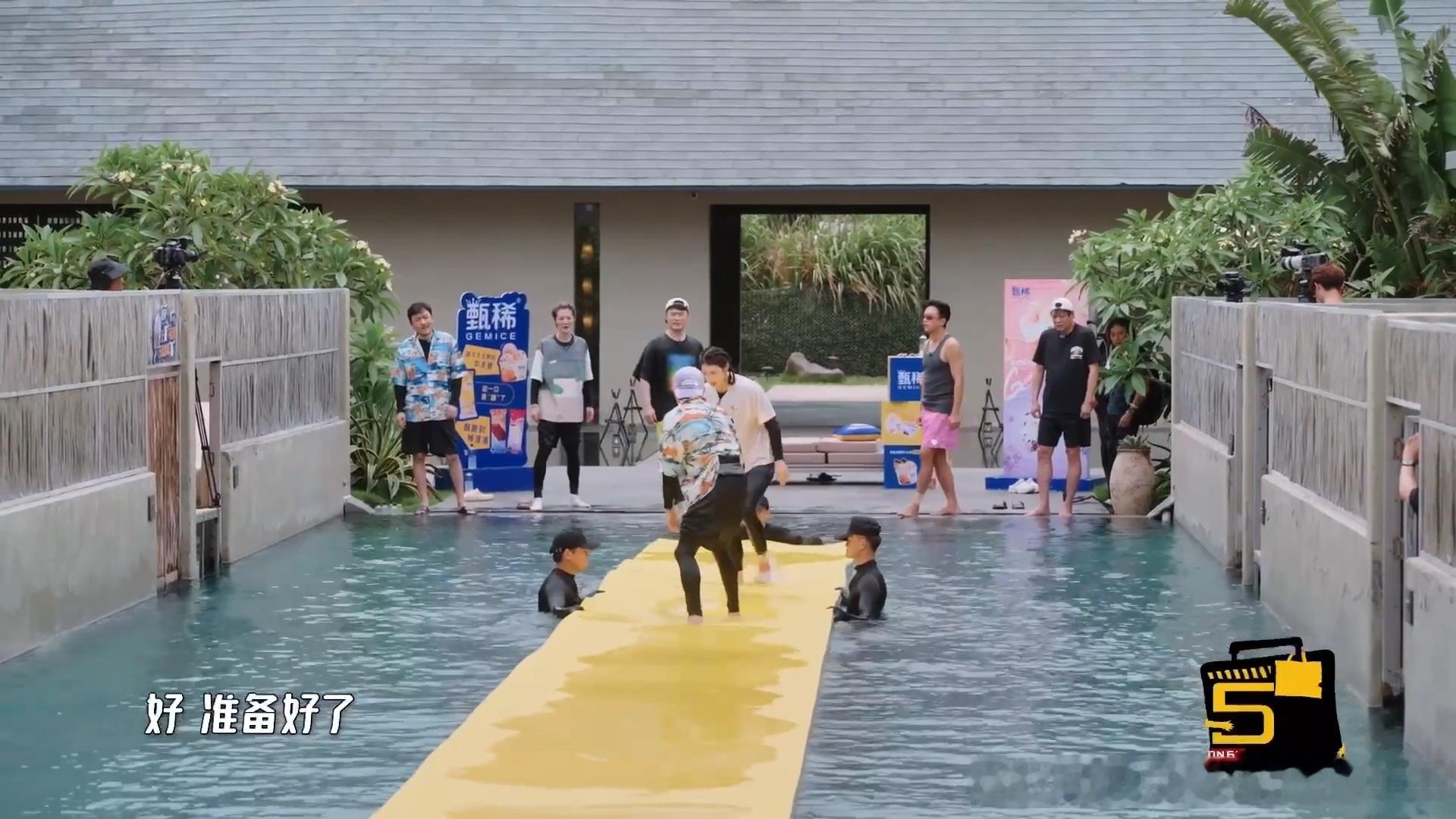 鹿晗快笑厥过去了邓超鹿晗这段可以摆门口迎宾 哈哈哈哈哈鹿晗不让节目组说  鹿