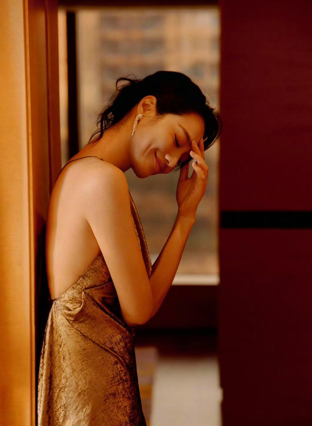 朱丹这次真的杀疯了！44岁直接穿上一袭大露背高定亮相，硬生生把曾经的“妈感”标签