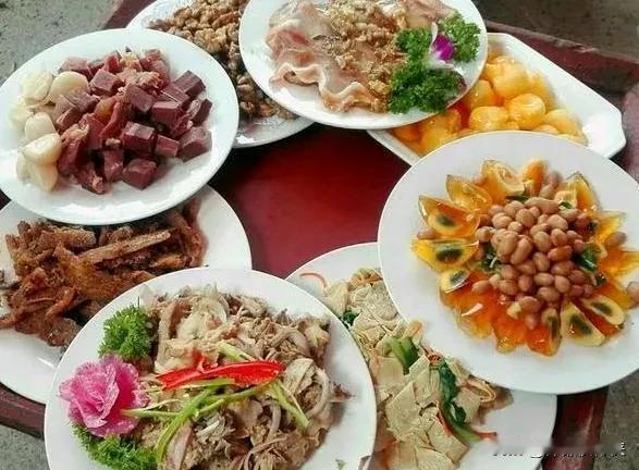 真的好怀念河南的凉菜啊！在夏天时，来上一瓶啤酒，再弄几个凉菜，那感觉太得劲啦[呲