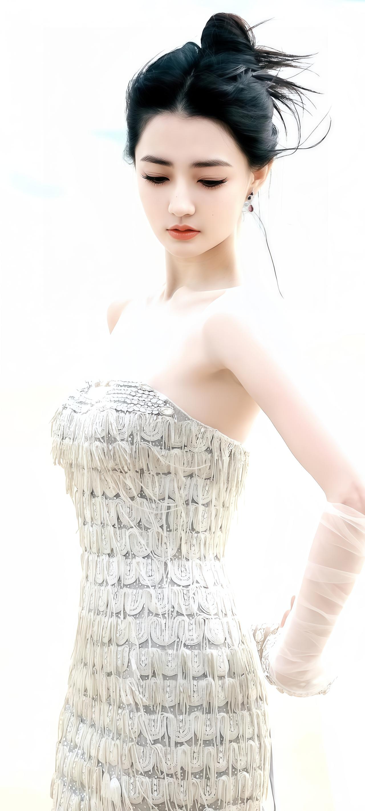 徐璐三亚海边封神！流苏礼裙+冷白皮，美到犯规！三亚的海风都偏爱美女吧！徐璐这