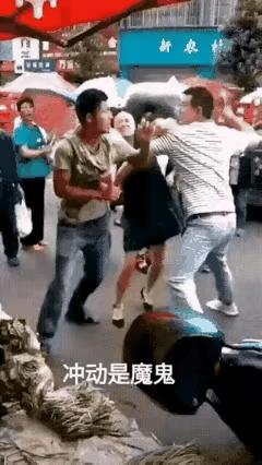 白衣男子肠子都悔青了!一扳手下去就不见117万,还换来三年半的有期徒刑。妻子不堪