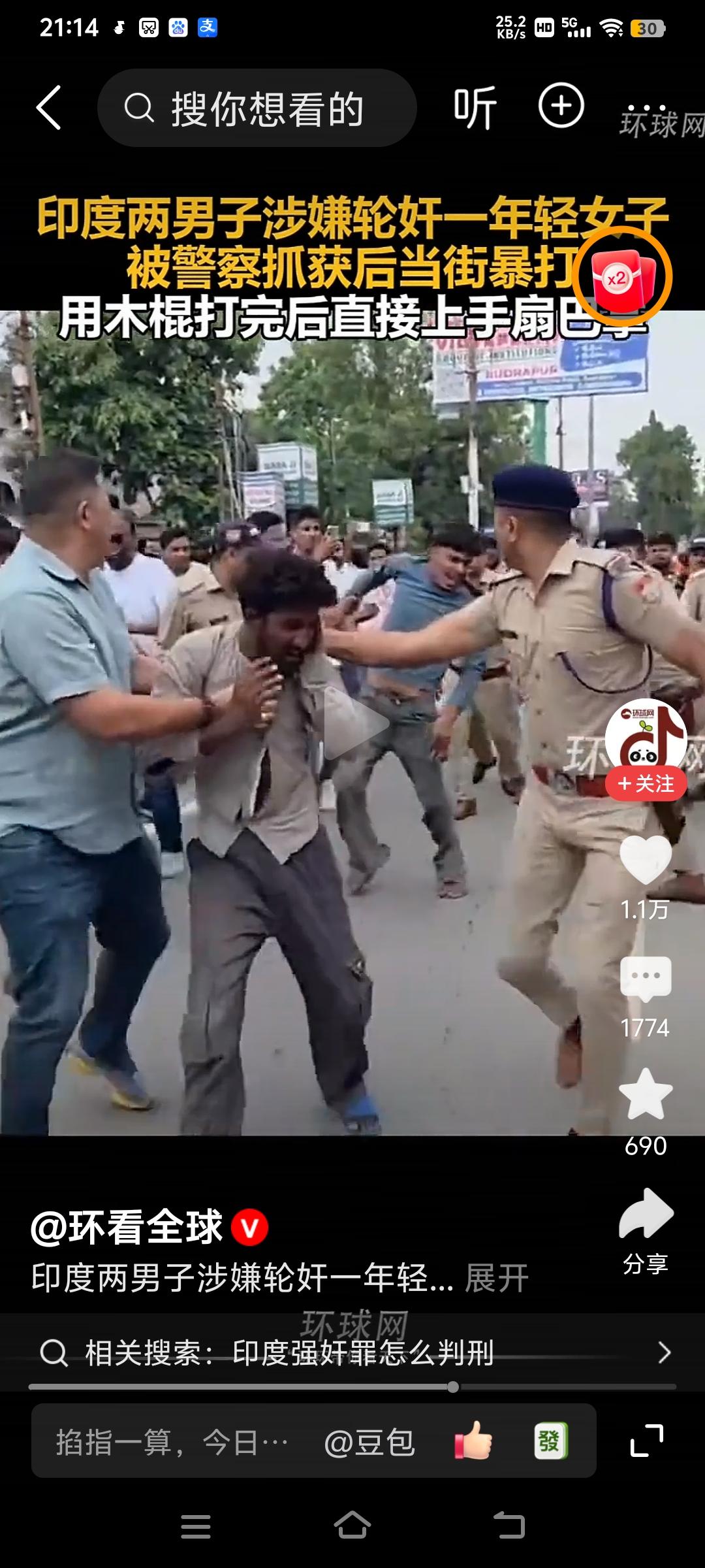 强奸之国印度人也特别恨强奸犯，两名印度轮奸犯被警察抓住后用木棍当街暴打，打完之后