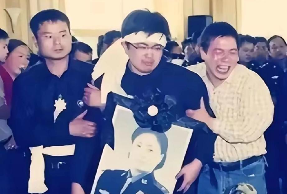 任长霞局长牺牲时，17岁的儿子卫辰尧正备战高考，4年后，父亲也因病去世，失去双亲