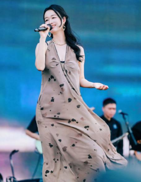 你以为今年春晚最大的腕儿是王菲？错了，大错特错。真正的主角，是那个写出你我经历的