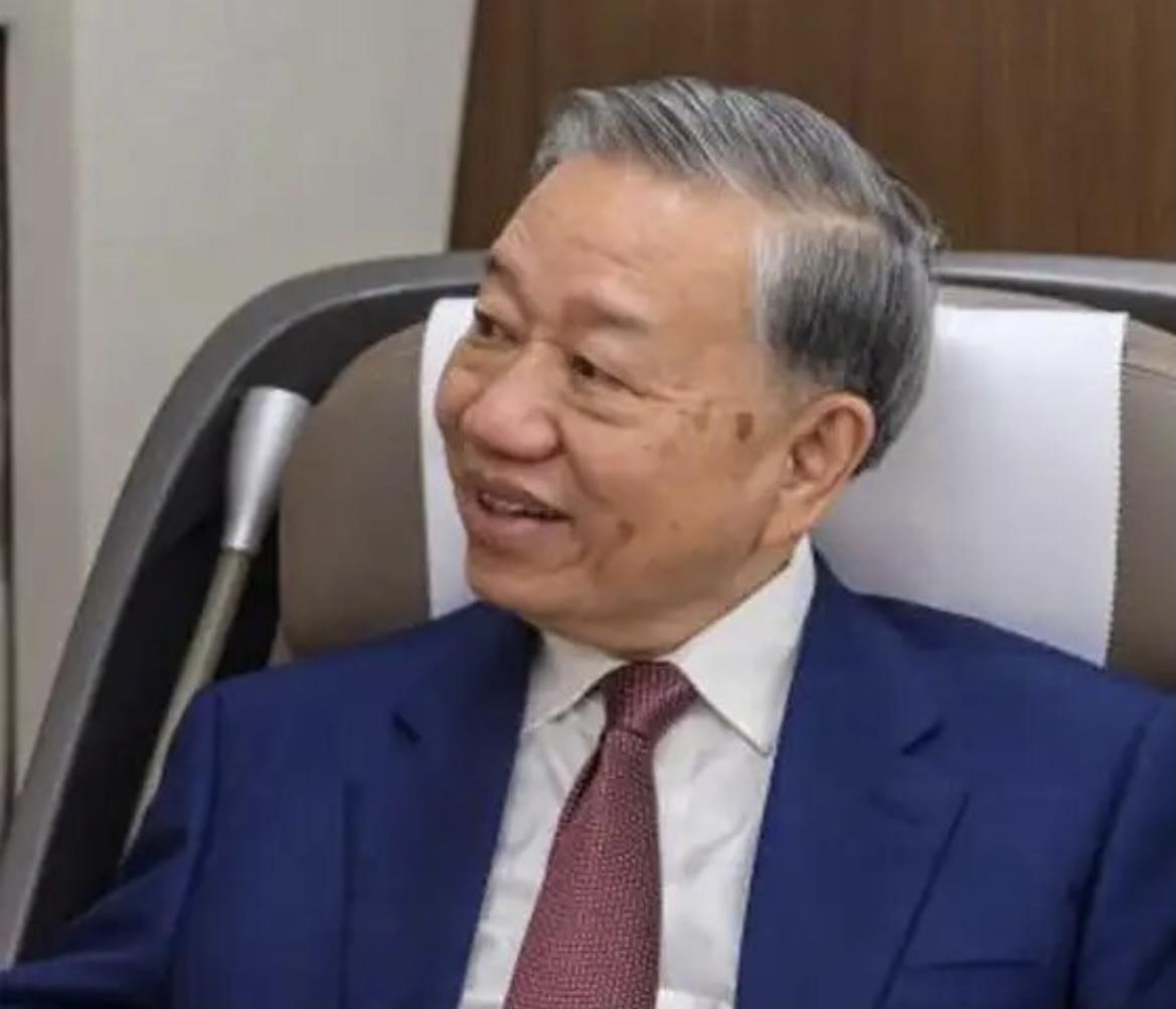 你敢相信吗？从北京一直坐到南宁，跨越2400公里，这一下连续坐了10个小时～这