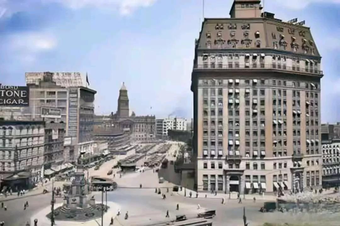 第一张照片是1896年李鸿章访问美国时老照片。此时李鸿章73岁。当时，他