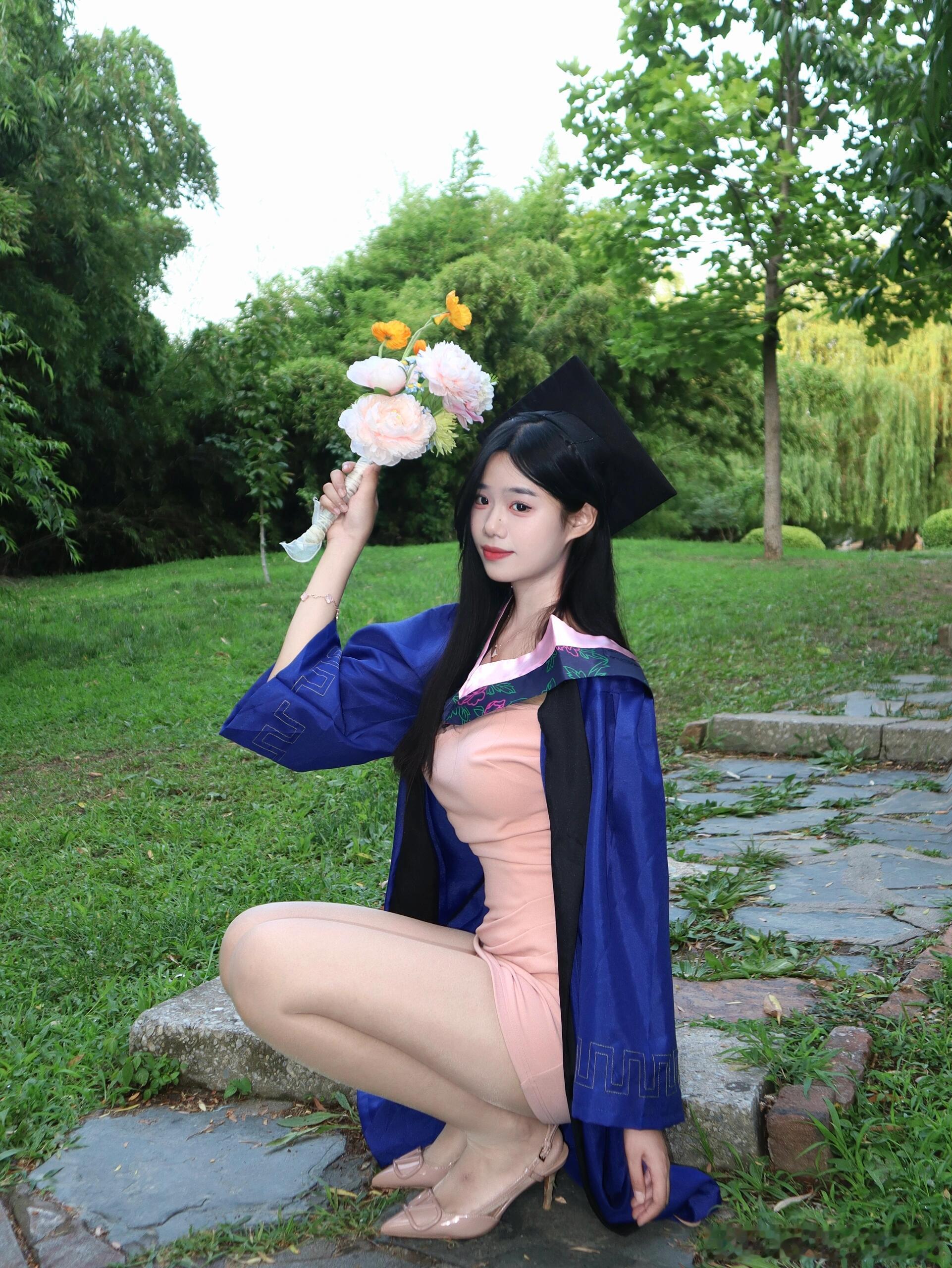 裸色高跟鞋搭配肉色丝袜，学姐的最美毕业季～​​​