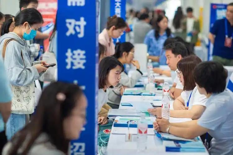 砸锅卖铁供孩子读完大学，指望跨越阶层，结果却是毕业即失业。别怪大环境不行，怪只怪