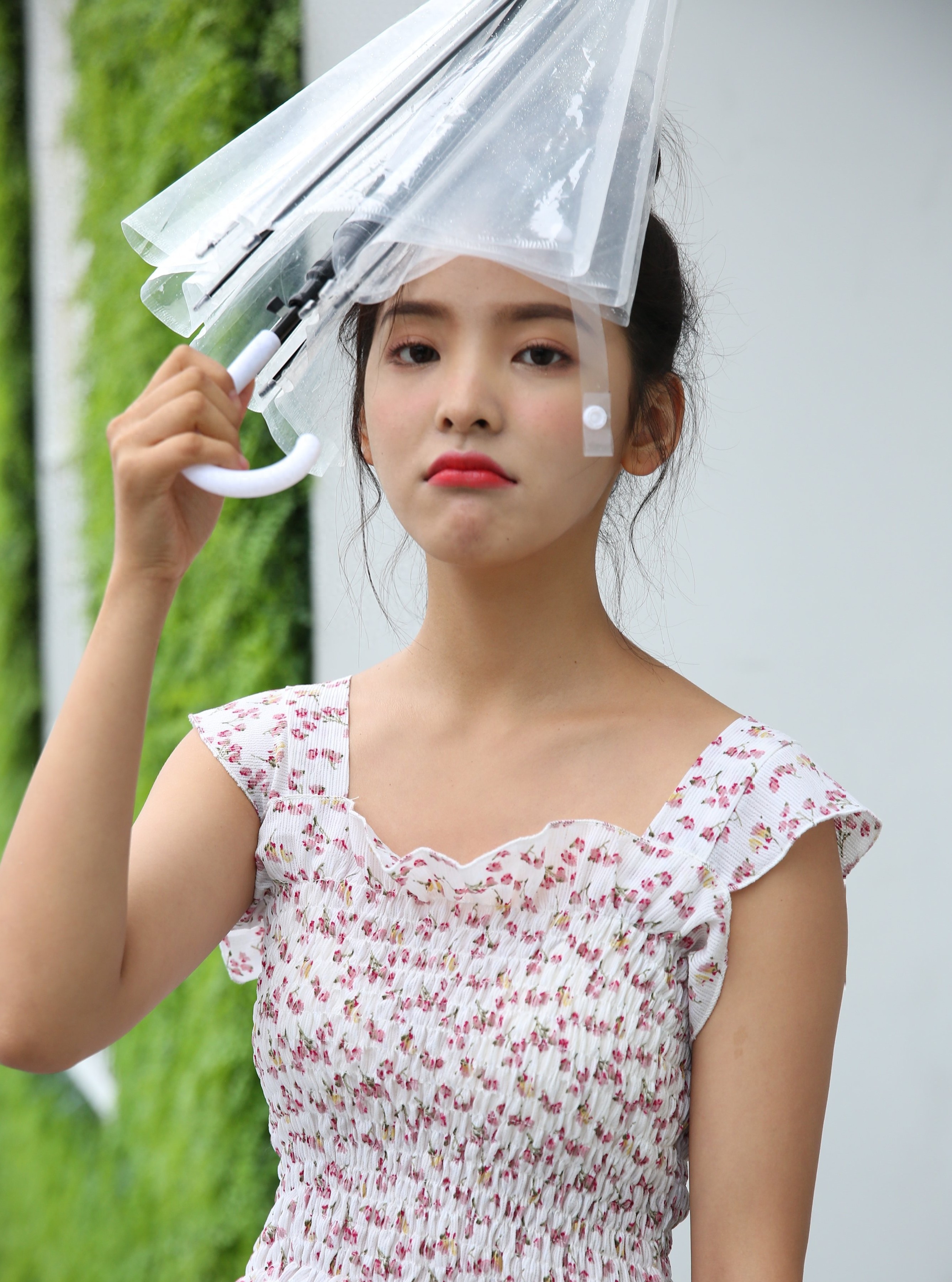 楚楚可怜的章若楠，嘟着小嘴！