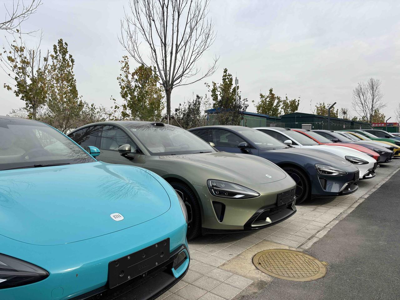 小米YU7上市的时候，号称18小时锁单24万，排期到了一年以后。现在看小米店门口