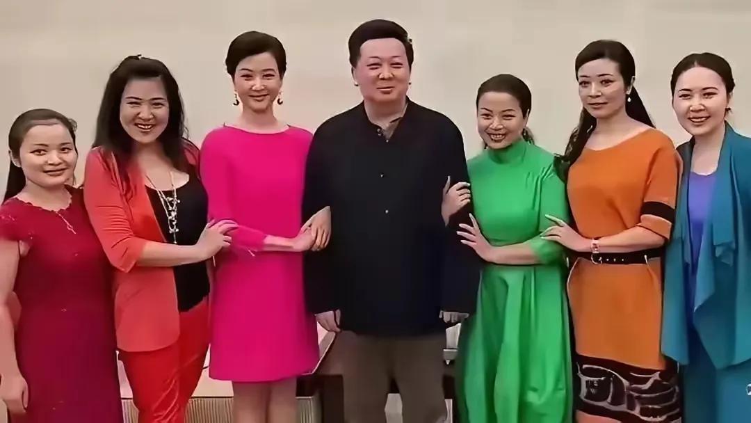 宋祖英居然没站在C位，那C位绝对是个大人物，你知道是谁吗？这是一张难得的声乐界名