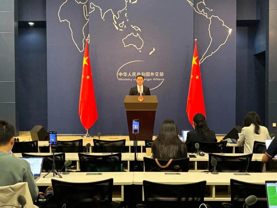不许反击菲律宾，美威胁对华“动武”，话音刚落，中方回了两句话南海最近又不太平