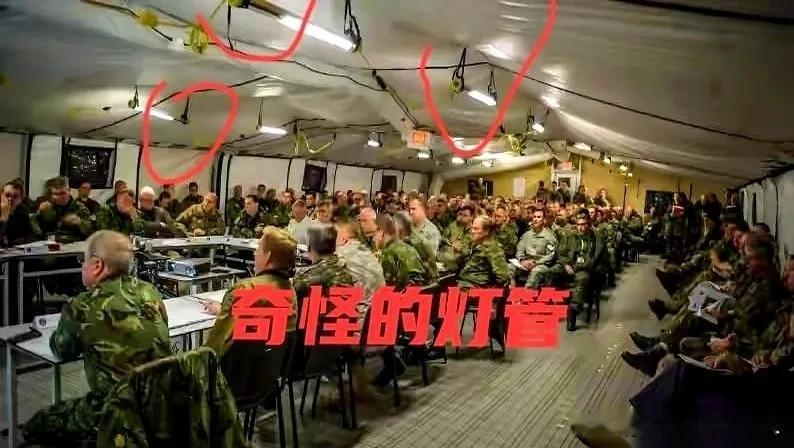 一张乌克兰将领开会的照片，看得我后背发凉。不是因为人，是因为灯。帐篷顶上的
