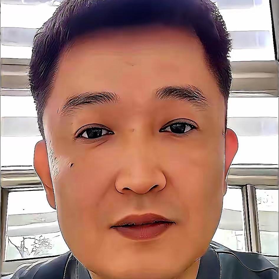 刷了半天崔丽丽的瓜，越看越后背发凉。他半点没藏着，直接把和崔丽丽的聊天记录