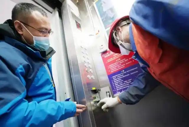 笑话（833）今天下班回到小区楼下，发现电梯在维修，想到要步行爬22楼心里在打