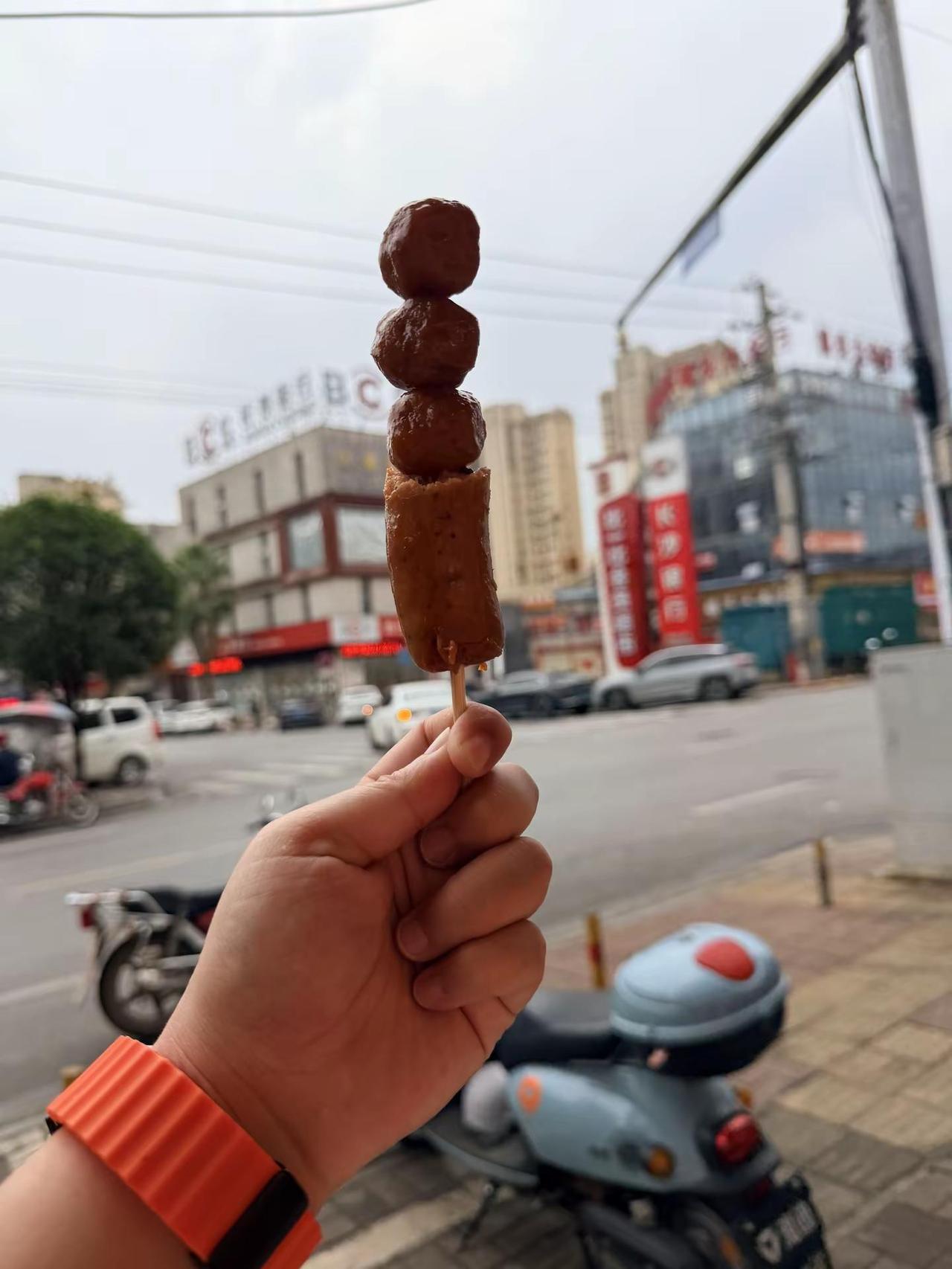 忘了告诉你，我是狮子座，生性淡薄，厌别离，绝对深情，也绝对无情。吃软不吃硬，是个