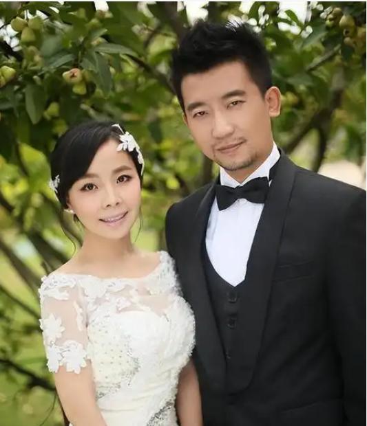 王二妮出名后，男友李飞对她说“二妮，分手吧，咱俩不是同一世界的人了。”可王二妮不