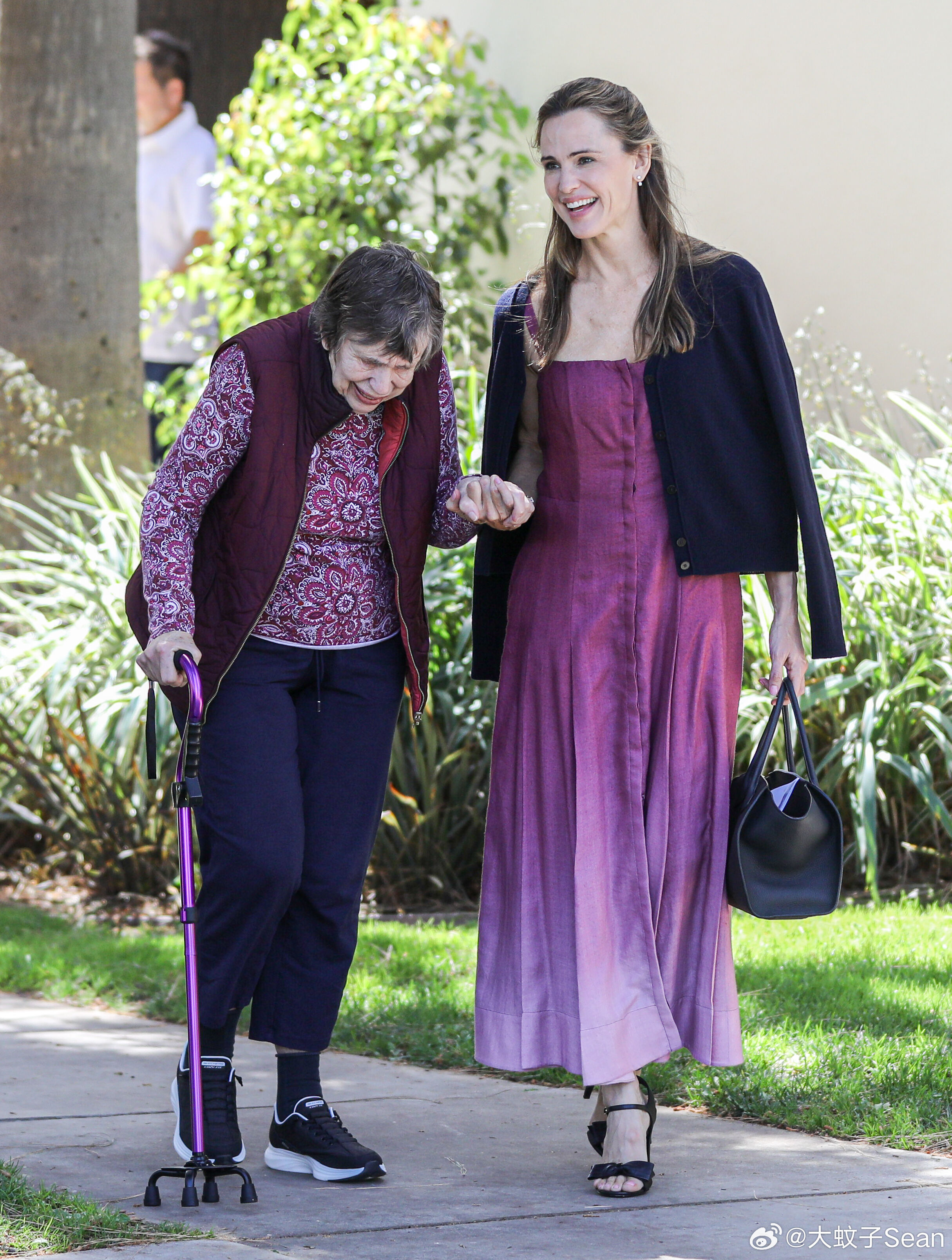 Jennifergarner詹妮弗加纳和妈妈Patricia在洛杉矶外出，母女