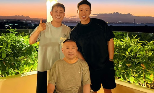 德云社烧饼晒出与郭德纲、栾云平的最新合影照，而网友也调侃，这俩副总真是越来越有意