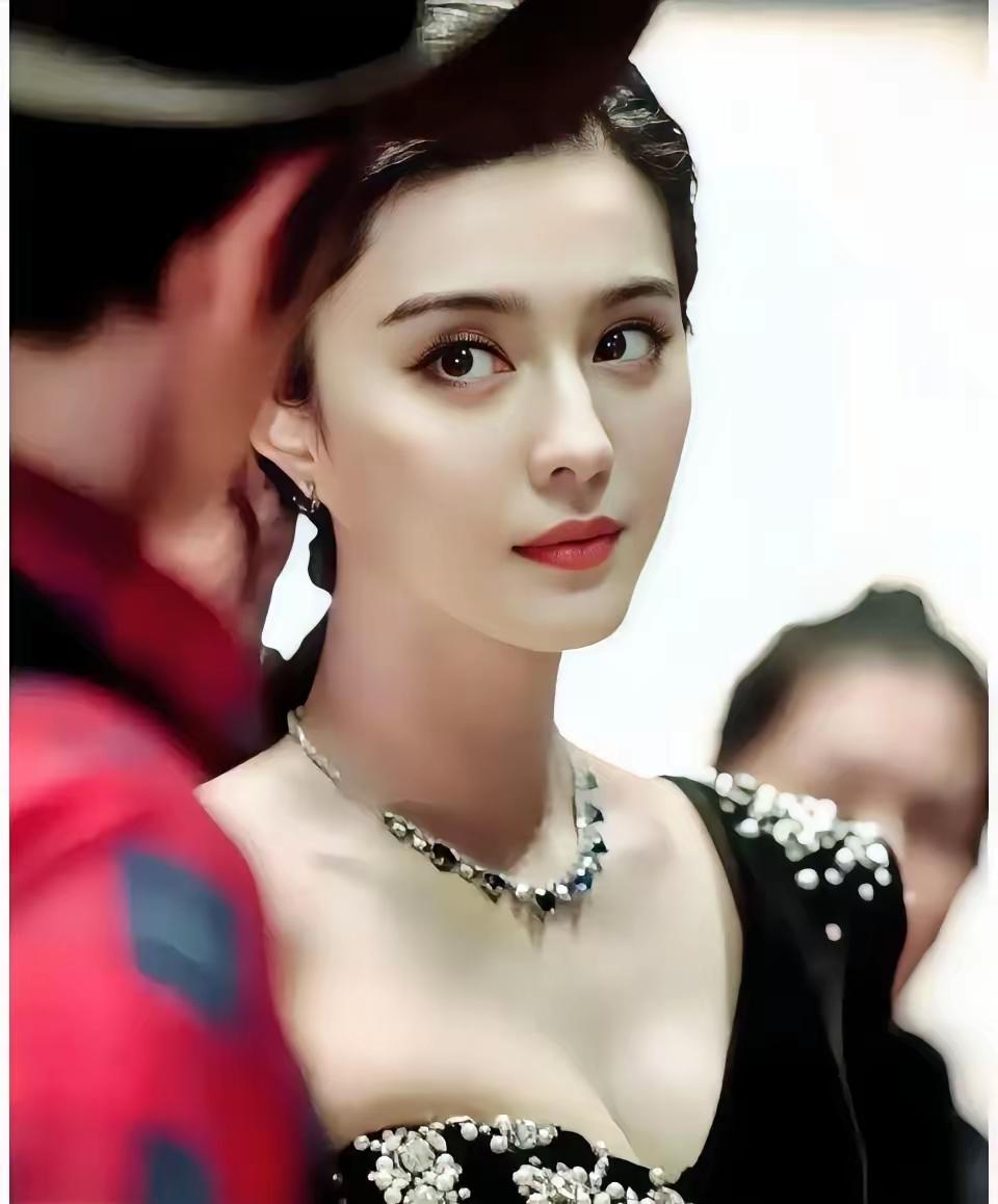 她的美无人能敌，就算是马伊琍、高圆圆见了都是望尘莫及的存在她的大眼睛炯炯有神，