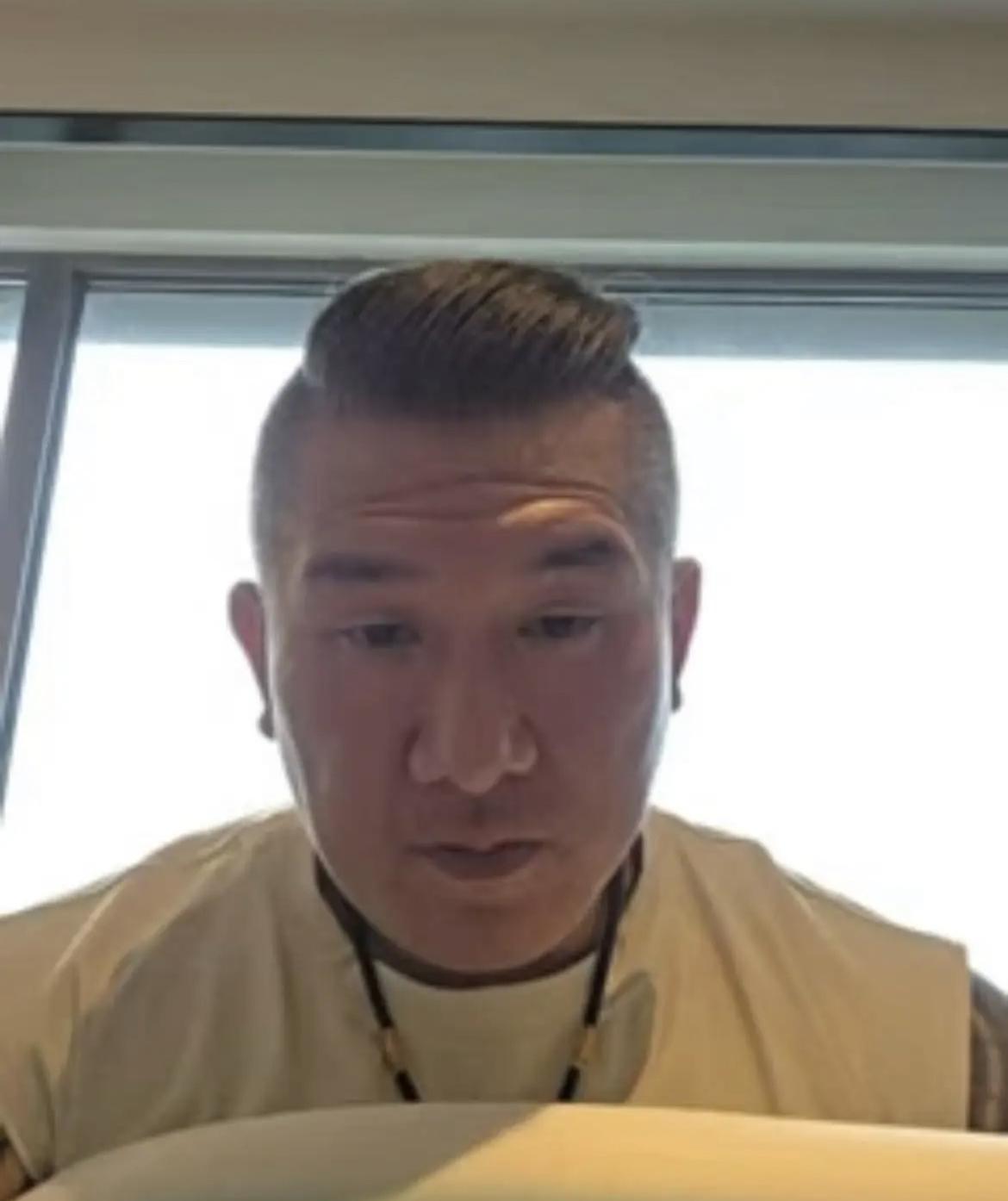 被绿媒围攻，馆长气到睡不着，一早开直播“开呛”。这番深夜直播，源于馆