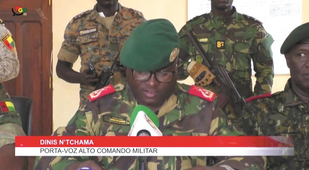 高级军官因塔阿宣誓就任过渡总统