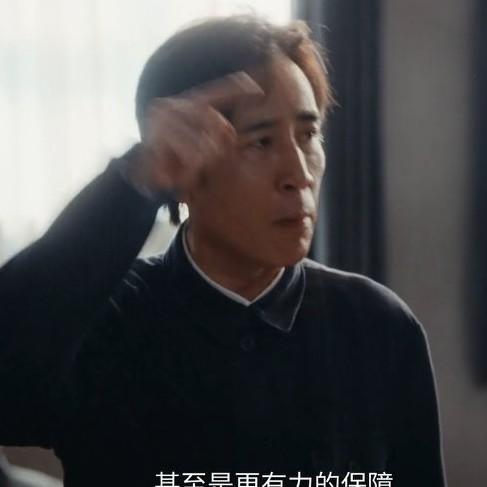 央视热播剧《重器》里，于和伟饰演的袁亦方律师气场十足。他从北京奔赴南余县，为李乡