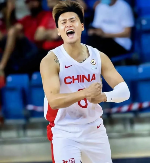 你心中现役的中国男篮五虎都是谁控卫:赵睿身高1.95米，体重95公斤，典型的