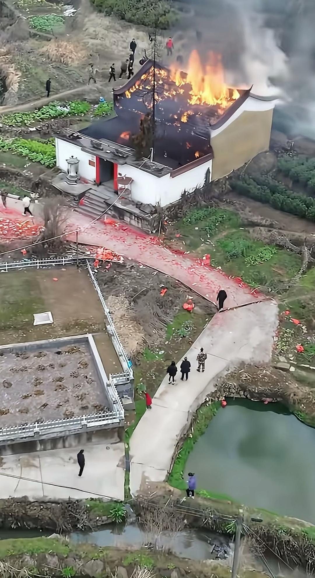 大年初一，祠堂竟燃起了大火。这新年伊始的熊熊烈火，对全体族人而言，究竟寓意着日子