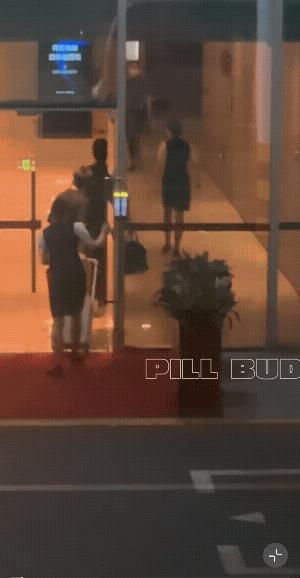 许凯安全抵达深圳后，第一件事就是去吃车仔面！第三张是乖乖等车仔面的许凯，感觉自