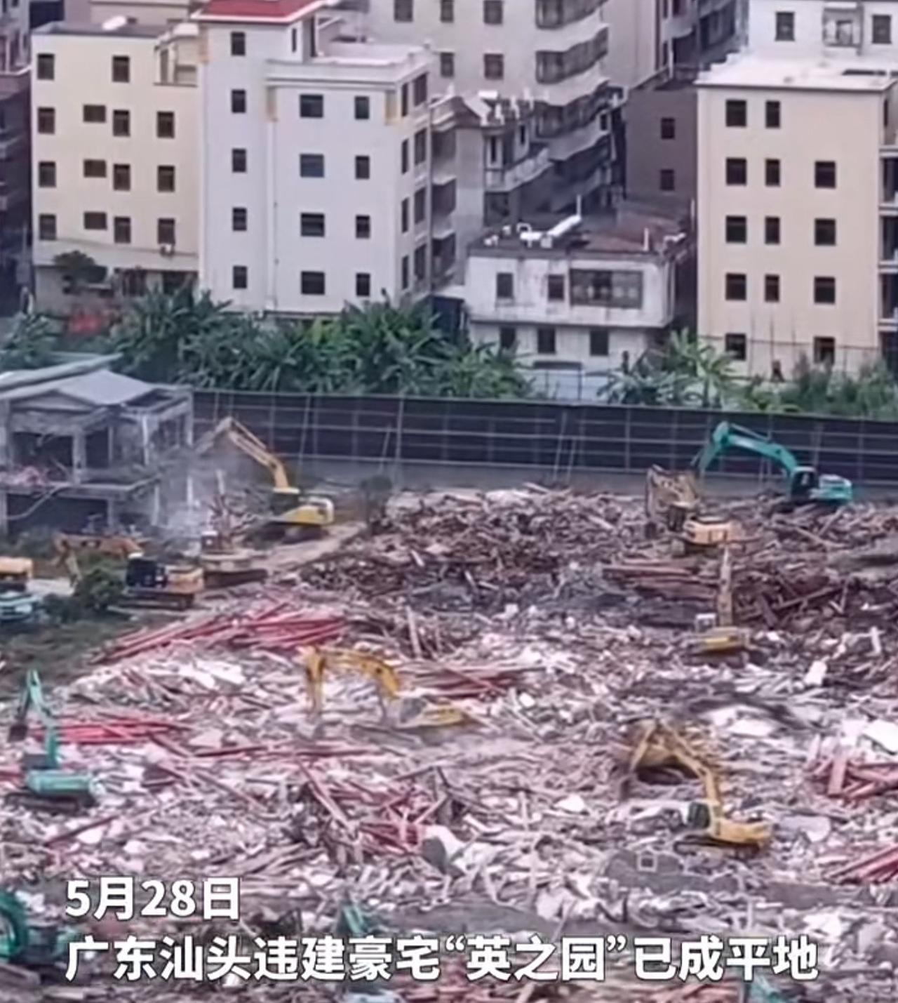 我问我老公，英之园为什么一定要拆，拿去充公当公园不好吗？建都建了，多可惜。他冷