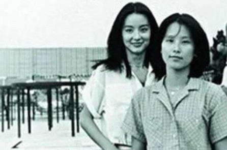 2002年,林青霞正在操持母亲的葬礼，忽然被一声凄厉的叫声惊住：“妈，你不要我了