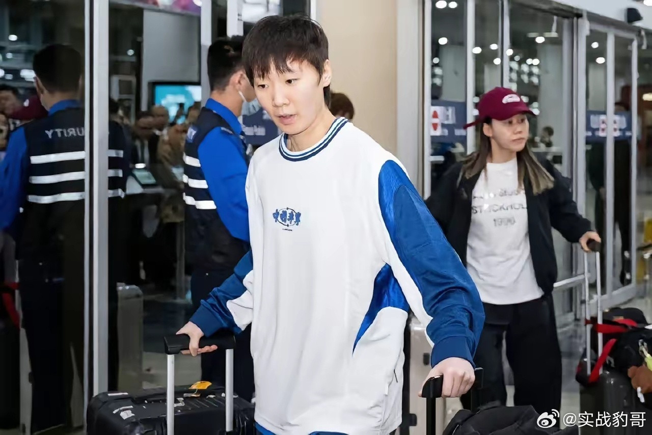 国乒球员抵达澳门国乒三剑客的三张高清照来了！一张是男队领军人物王楚钦，一张是女队