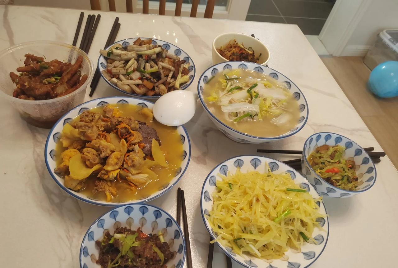 又跟老伴拌嘴了婆婆来家里住了一段时间，每天小姑子全程陪着，九口人干饭都是我下厨
