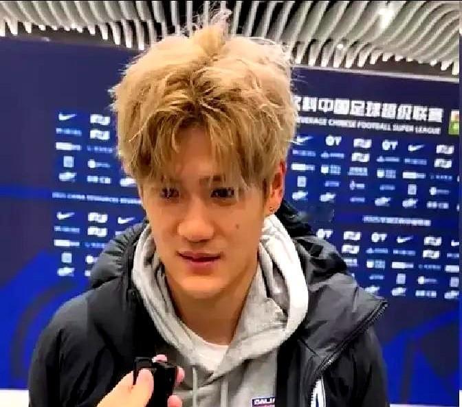 一个球员想留下，球迷3天就给他凑了83万。刘祝润赛后公开说想留大连，这不是场