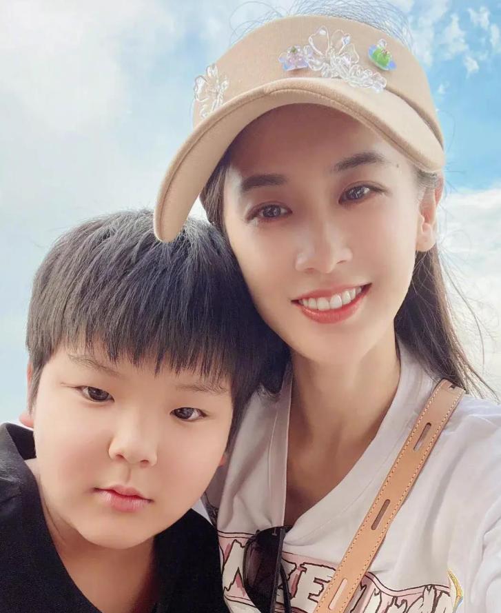 黄圣依偏爱二儿子，说到底还是妈妈滤镜太明显了黄圣依看二儿子杨安麟的眼神真
