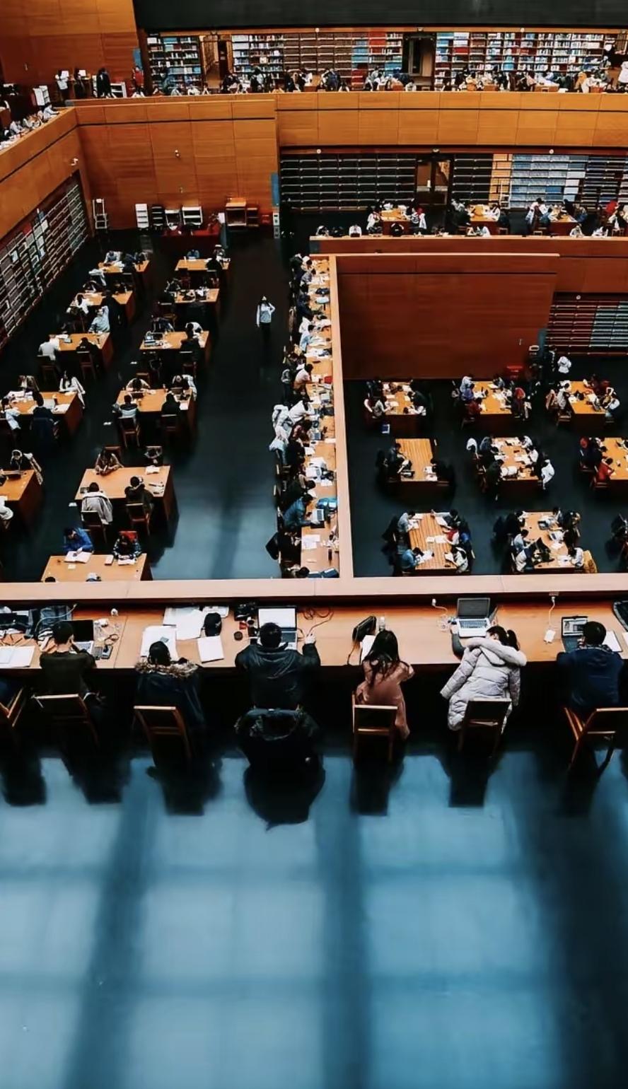 最近我们学校图书馆招人，公示名单里清一色博士，有学量子物理的，还有做党史文献数字