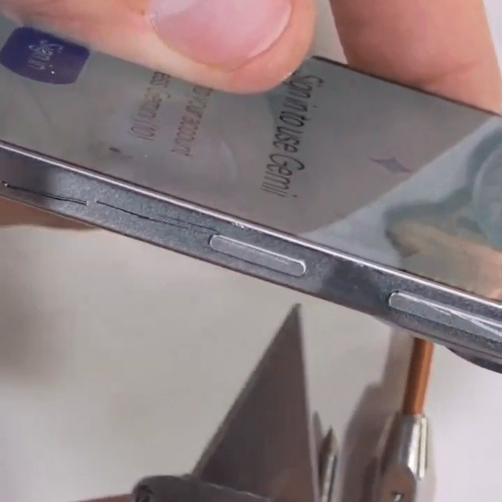 坏消息：三星GalaxyS25Edge的才方便按键可以被撬下来，好消息：重