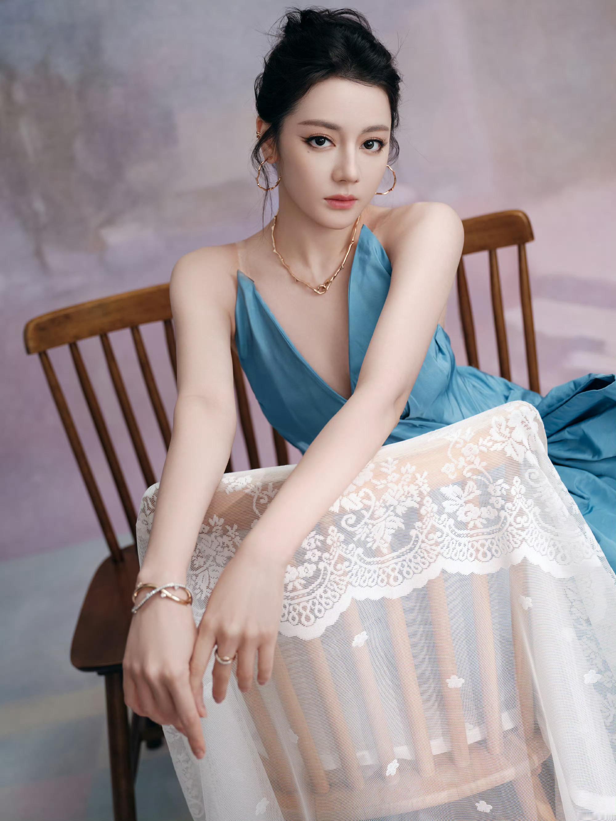 迪丽热巴迪奥2026早秋系列蓝色露肩长裙