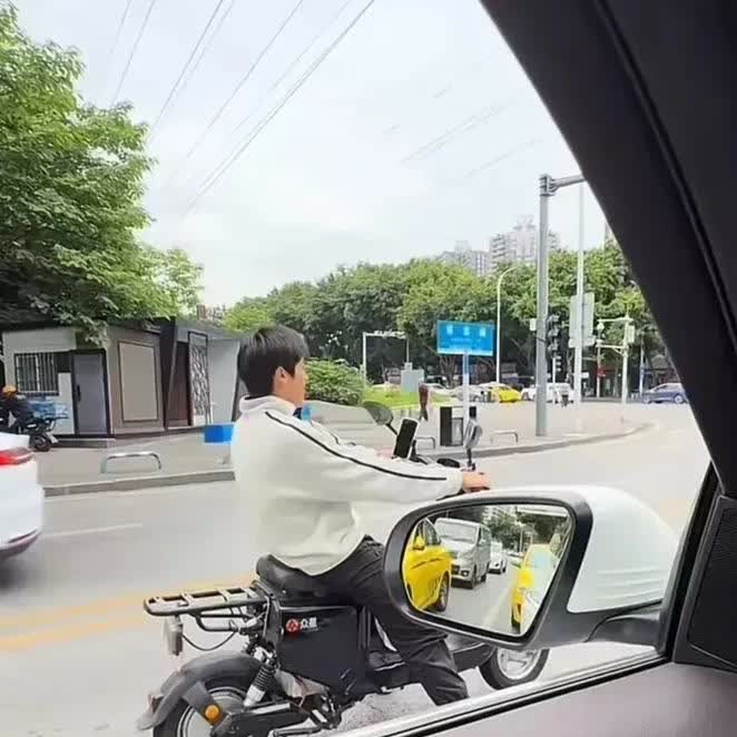 重庆，一名女子开车出门，在一个路口等红绿灯时，突然听到有人叫自己妈妈，她看过去，