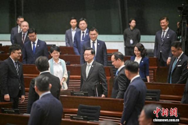 李家超与香港立法会议员交流香港第一个五年规划